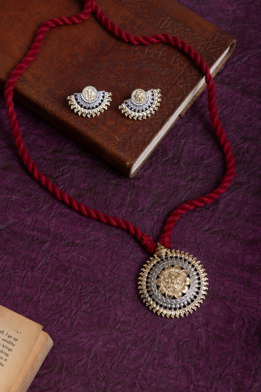 Grishma two tone thread necklace