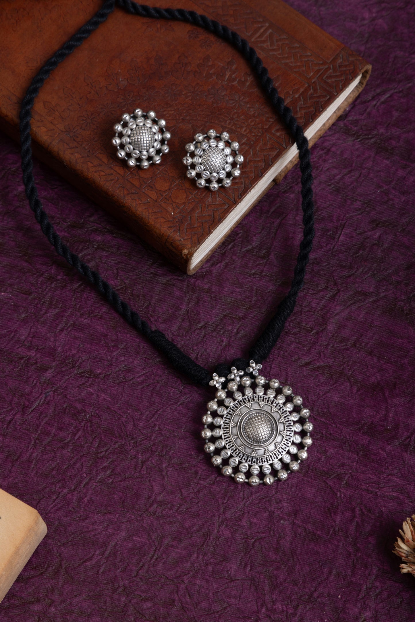 Sai antique thread necklace