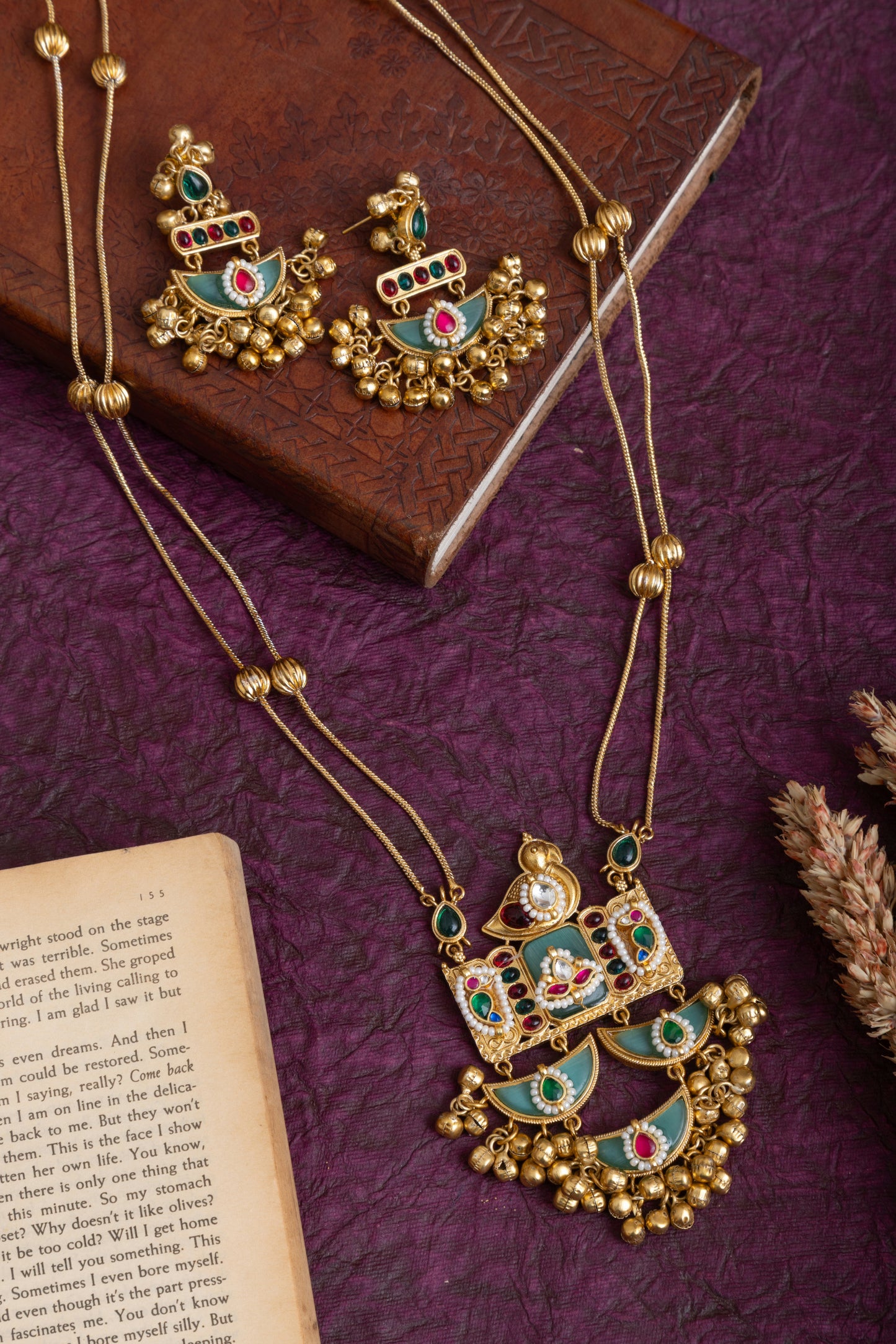 Kyra Rajwadi golden necklace