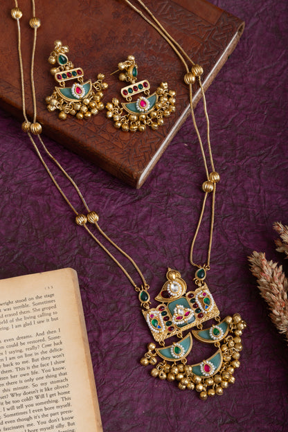 Kyra Rajwadi golden necklace