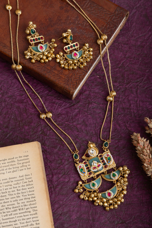 Kyra Rajwadi golden necklace