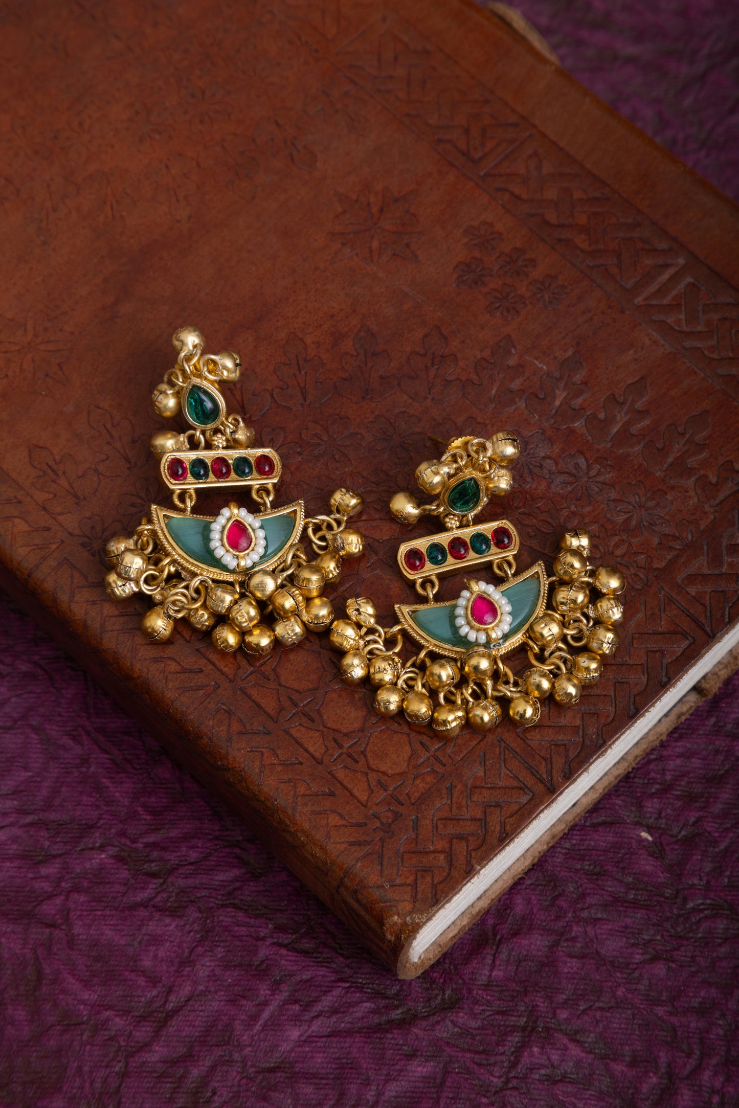 Kyra Rajwadi golden necklace