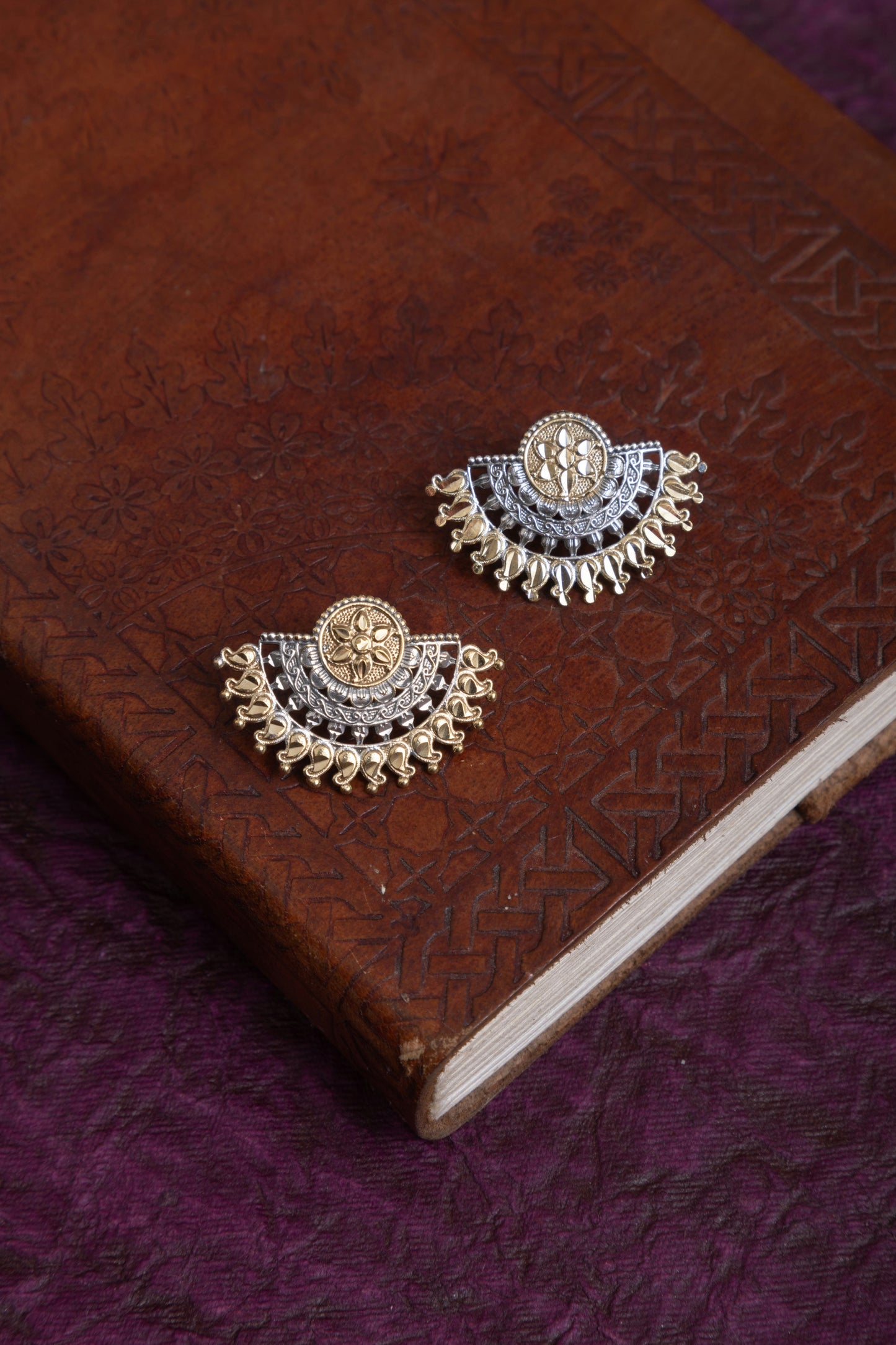 Grishma two tone thread necklace