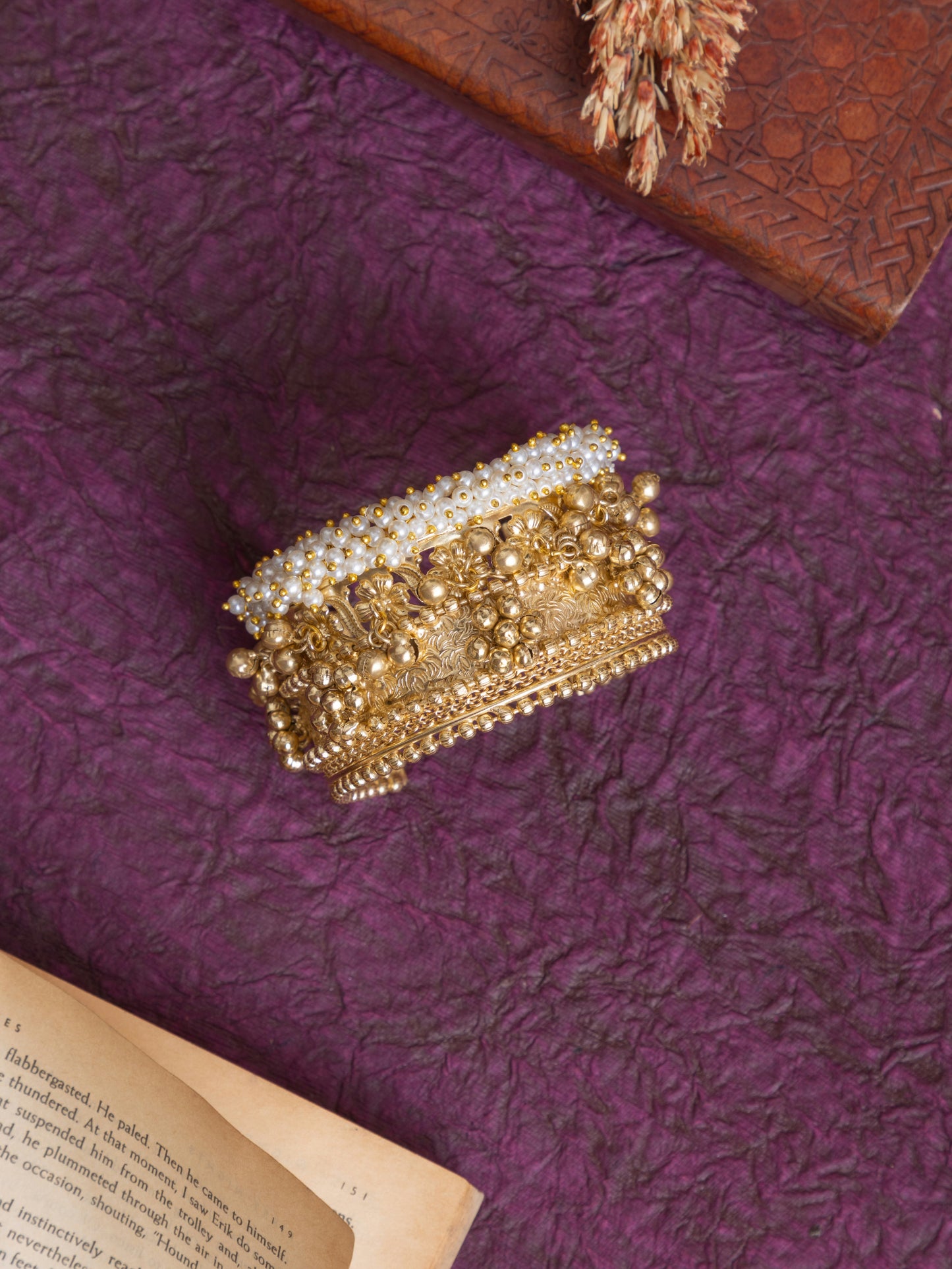 Sonpari pearl gold handcuff