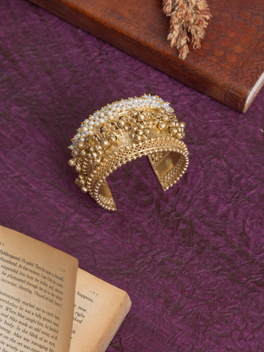 Sonpari pearl gold handcuff