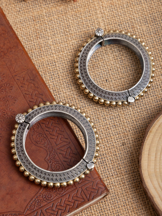 Small size dual tone ball kada