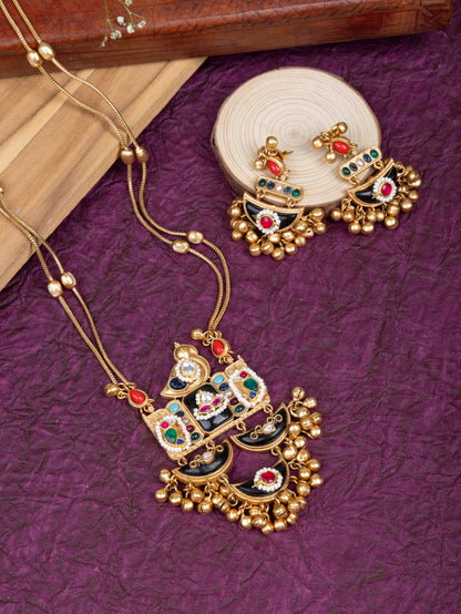 Kyra Rajwadi golden necklace