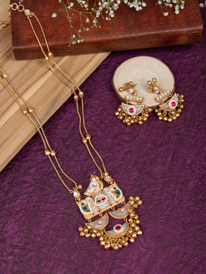 Kyra Rajwadi golden necklace